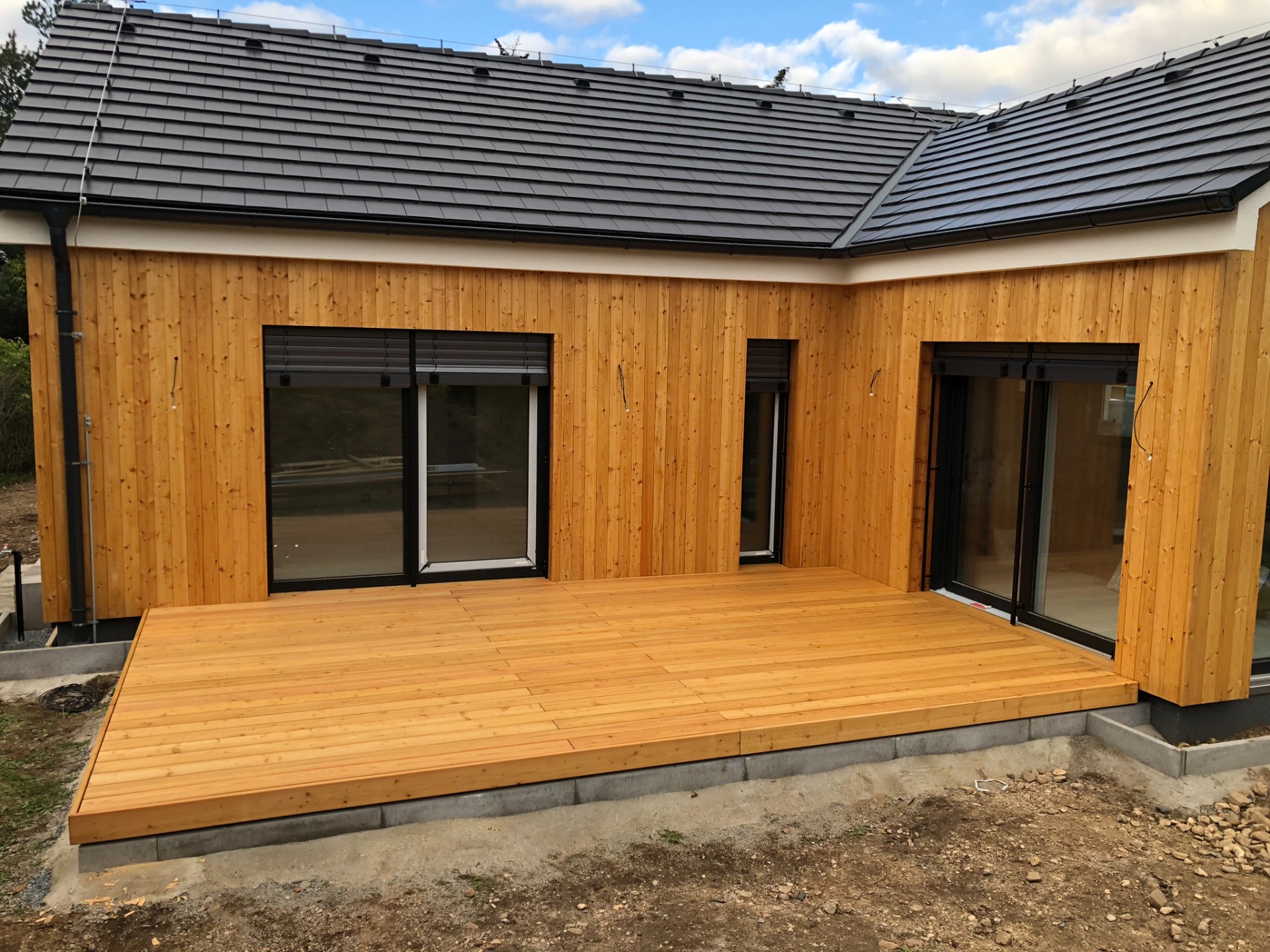 Terasa ze sibiřského modřínu přiznané kotvení.