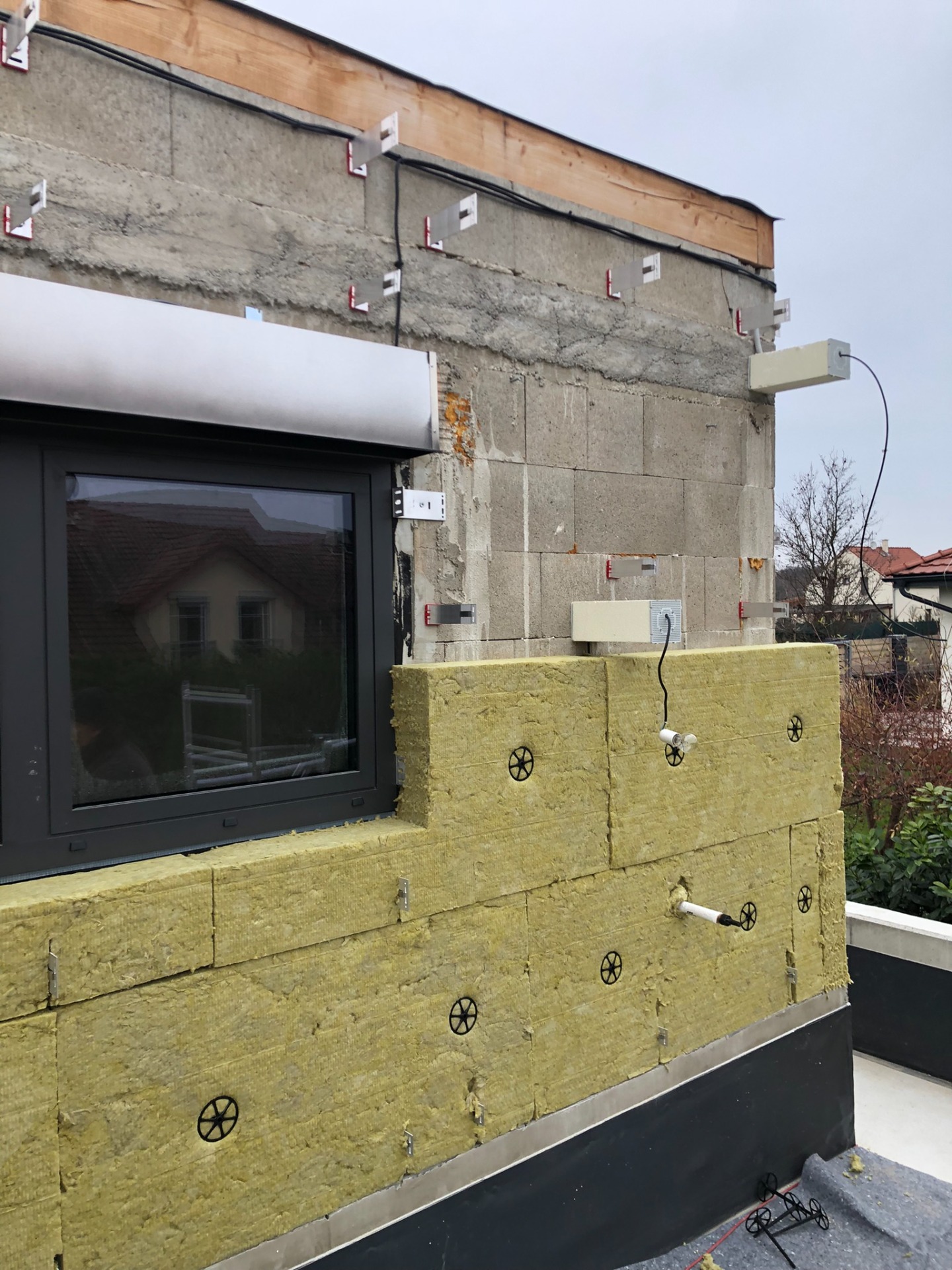 Fasádní kotevní systém HILTI s přerušením tepelného mostu.