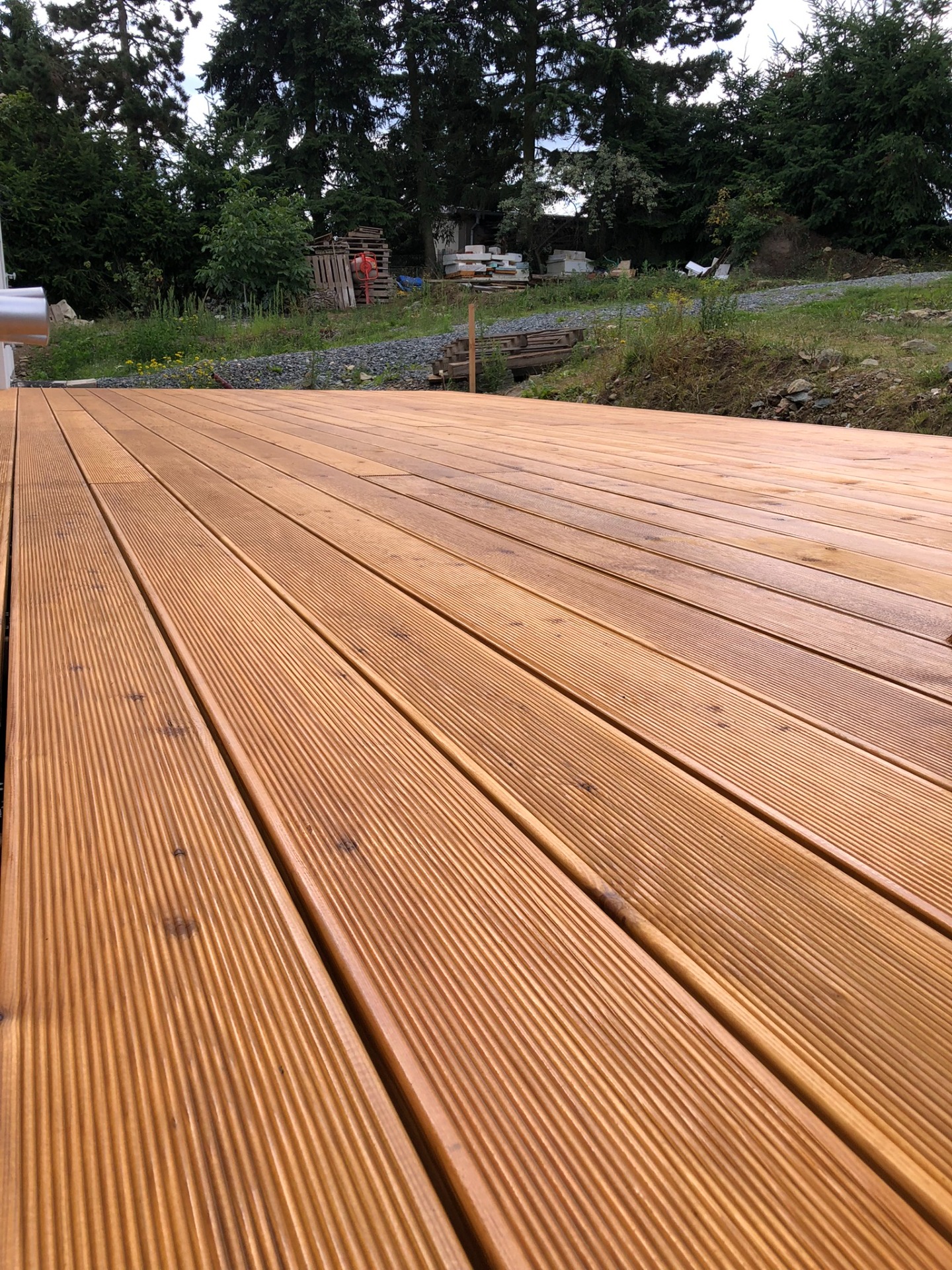 Terasa ze sibiřského modřínu se skrytým kotvením.