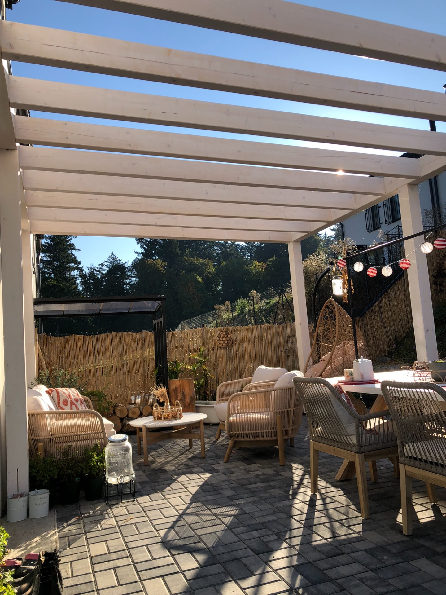 Pergola s plným polykarbonátem nad příjemným posezením.