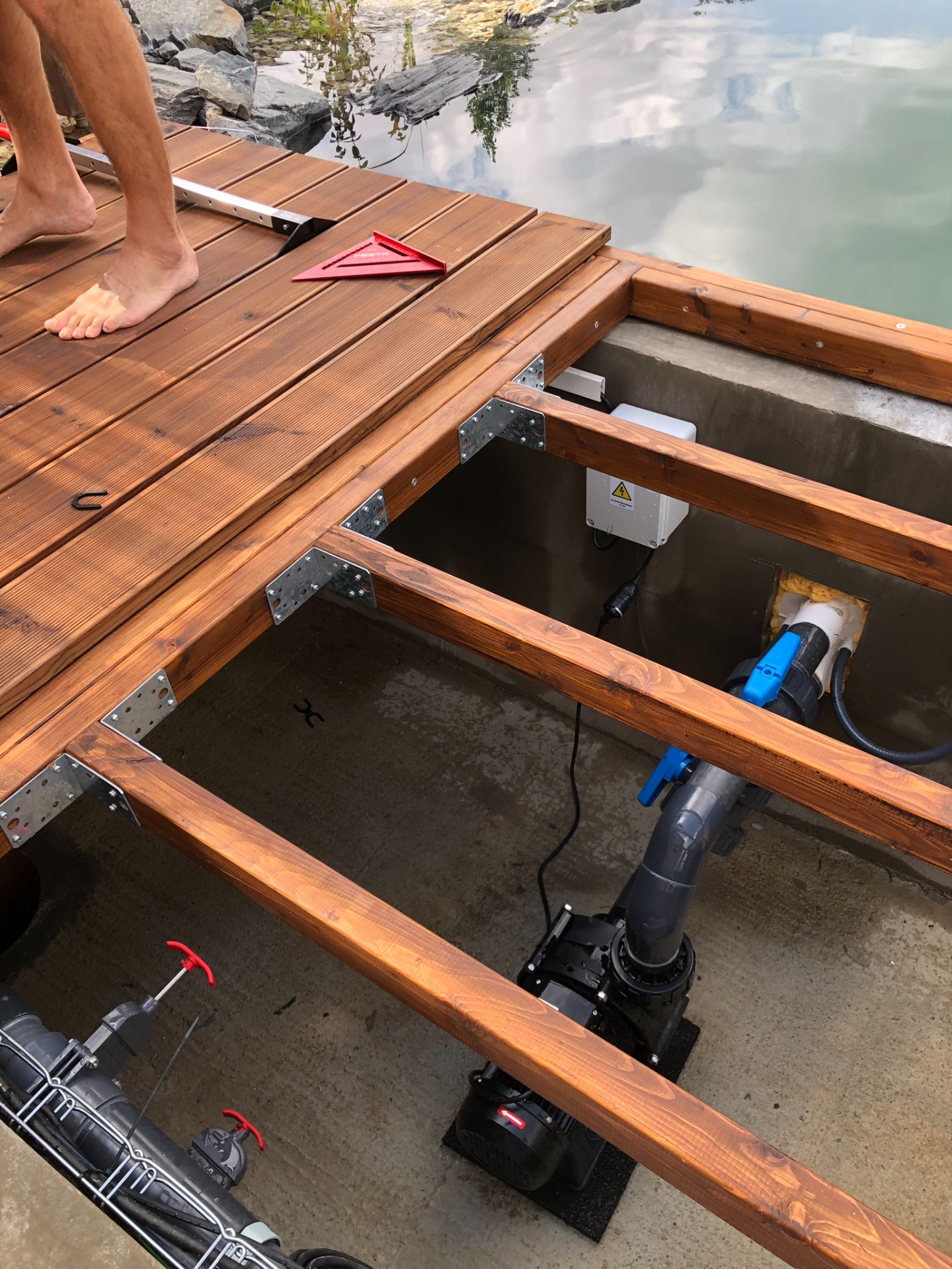 Detail otevírací konstrukce pro molo z thermowood.