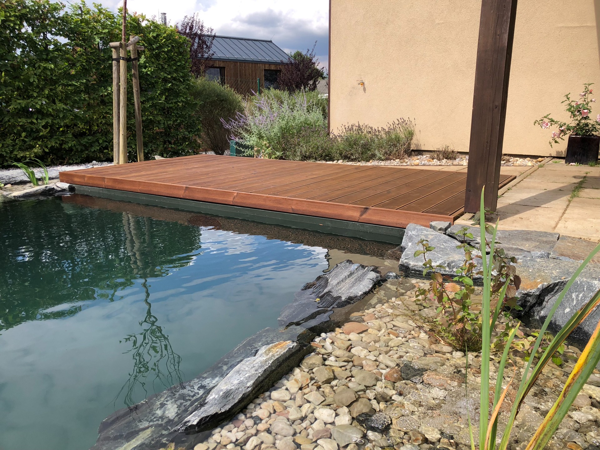 Molo u koupacího jezírka z thermowood.