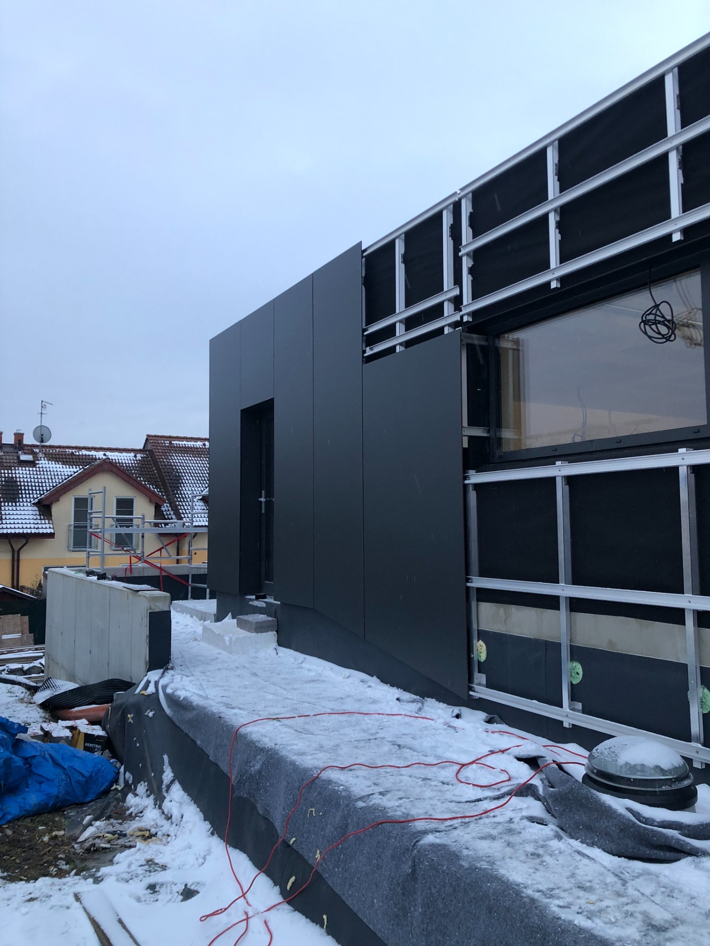 Realizace zavěšování velkoformátových desek Kronoart tl. 8 mm na fasádní systém HILTI